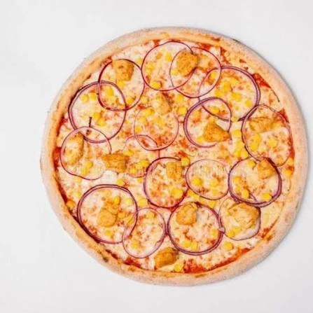 Oinon and corn pizza