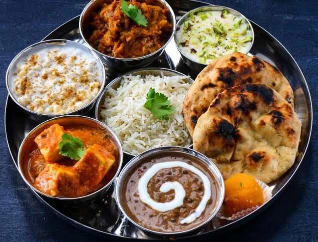 Special Veg Thali(4 roti +mix veg+dal makhni+raita+jeera rice+salad
